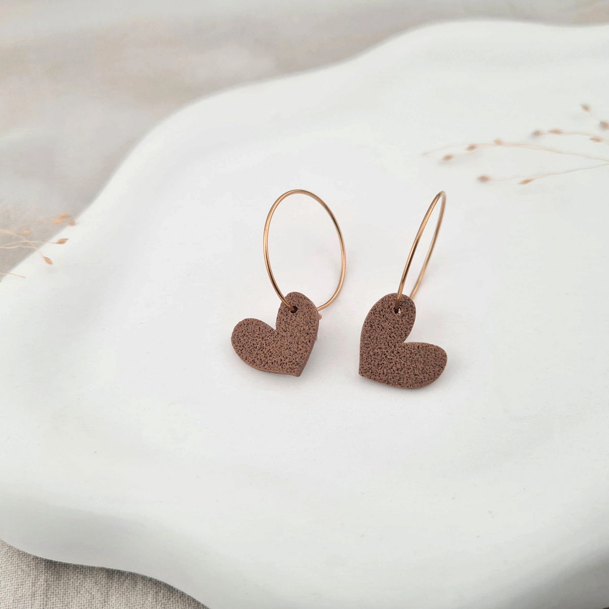 Produktansicht der Lovely Statement-Ohrringe aus Polymer Clay. Hochwertig vergoldeter chirurgischer Edelstahl, hypoallergen.