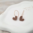 Produktansicht der Lovely Statement-Ohrringe aus Polymer Clay. Hochwertig vergoldeter chirurgischer Edelstahl, hypoallergen.