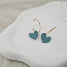 Produktansicht der Lovely Statement-Ohrringe aus Polymer Clay. Hochwertig vergoldeter chirurgischer Edelstahl, hypoallergen.