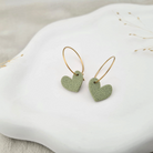 Produktansicht der Lovely Statement-Ohrringe aus Polymer Clay. Hochwertig vergoldeter chirurgischer Edelstahl, hypoallergen.
