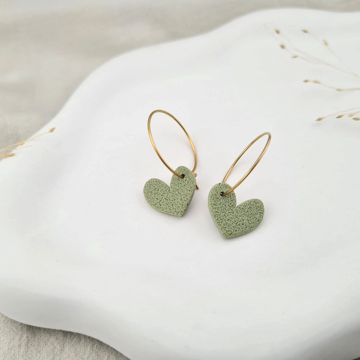 Produktansicht der Lovely Statement-Ohrringe aus Polymer Clay. Hochwertig vergoldeter chirurgischer Edelstahl, hypoallergen.