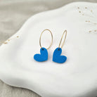 Produktansicht der Lovely Statement-Ohrringe aus Polymer Clay. Hochwertig vergoldeter chirurgischer Edelstahl, hypoallergen.