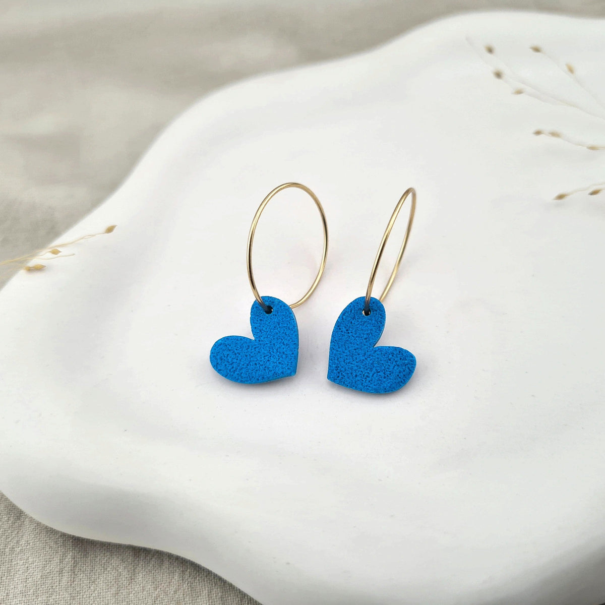 Produktansicht der Lovely Statement-Ohrringe aus Polymer Clay. Hochwertig vergoldeter chirurgischer Edelstahl, hypoallergen.