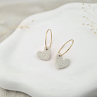 Produktansicht der Lovely Statement-Ohrringe aus Polymer Clay. Hochwertig vergoldeter chirurgischer Edelstahl, hypoallergen.