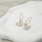 Produktansicht der Lovely Statement-Ohrringe aus Polymer Clay. Hochwertig vergoldeter chirurgischer Edelstahl, hypoallergen.