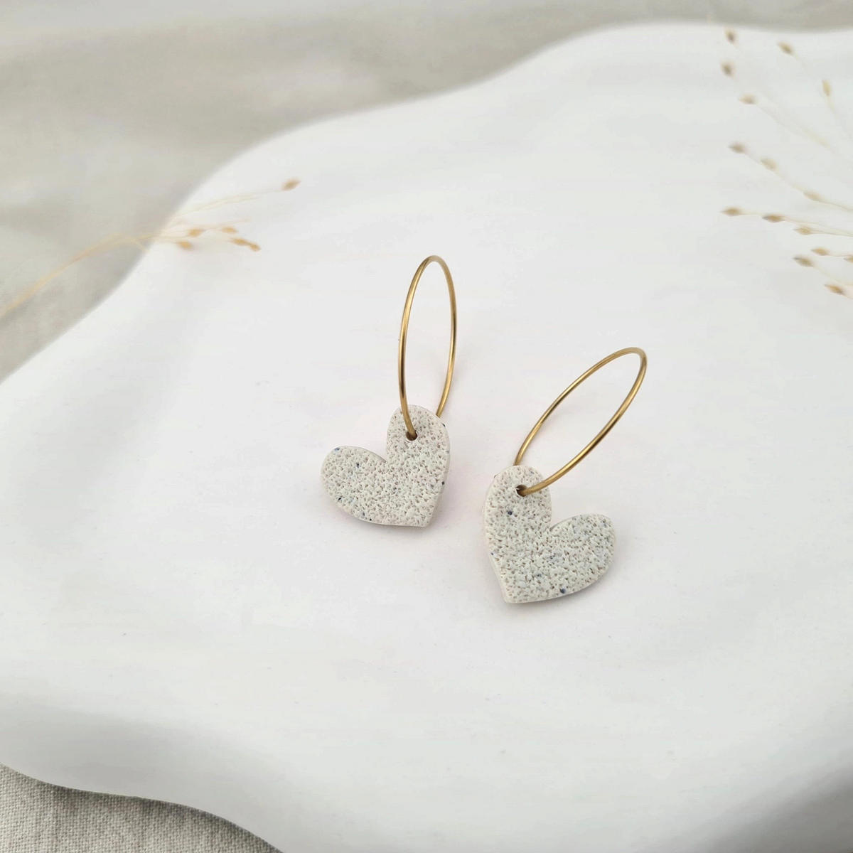 Produktansicht der Lovely Statement-Ohrringe aus Polymer Clay. Hochwertig vergoldeter chirurgischer Edelstahl, hypoallergen.