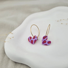 Produktansicht der Lovely Statement-Ohrringe aus Polymer Clay. Hochwertig vergoldeter chirurgischer Edelstahl, hypoallergen.