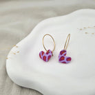Produktansicht der Lovely Statement-Ohrringe aus Polymer Clay. Hochwertig vergoldeter chirurgischer Edelstahl, hypoallergen.
