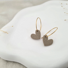 Produktansicht der Lovely Statement-Ohrringe aus Polymer Clay. Hochwertig vergoldeter chirurgischer Edelstahl, hypoallergen.