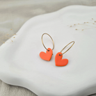 Produktansicht der Lovely Statement-Ohrringe aus Polymer Clay. Hochwertig vergoldeter chirurgischer Edelstahl, hypoallergen.