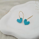 Produktansicht der Lovely Statement-Ohrringe aus Polymer Clay. Hochwertig vergoldeter chirurgischer Edelstahl, hypoallergen.