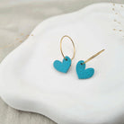 Produktansicht der Lovely Statement-Ohrringe aus Polymer Clay. Hochwertig vergoldeter chirurgischer Edelstahl, hypoallergen.
