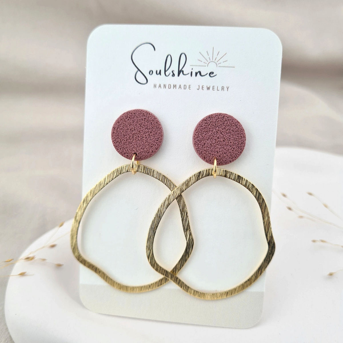 Produktansicht der Luna Statement-Ohrringe aus Polymer Clay. Hochwertig vergoldeter chirurgischer Edelstahl, hypoallergen.