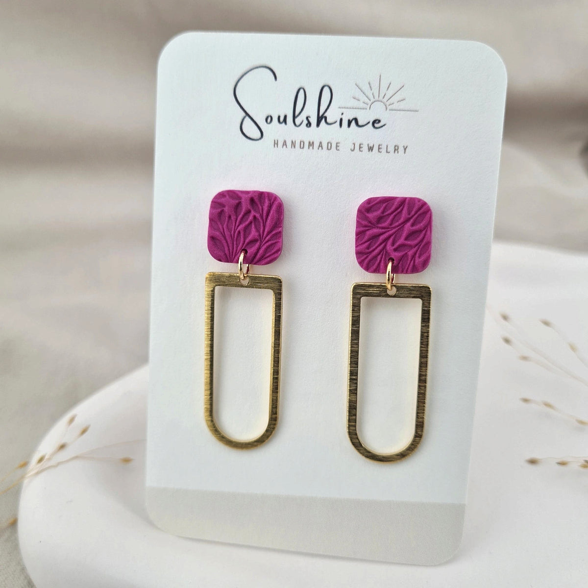 Produktansicht der Milos Statement-Ohrringe aus Polymer Clay. Hochwertig vergoldeter chirurgischer Edelstahl, hypoallergen.