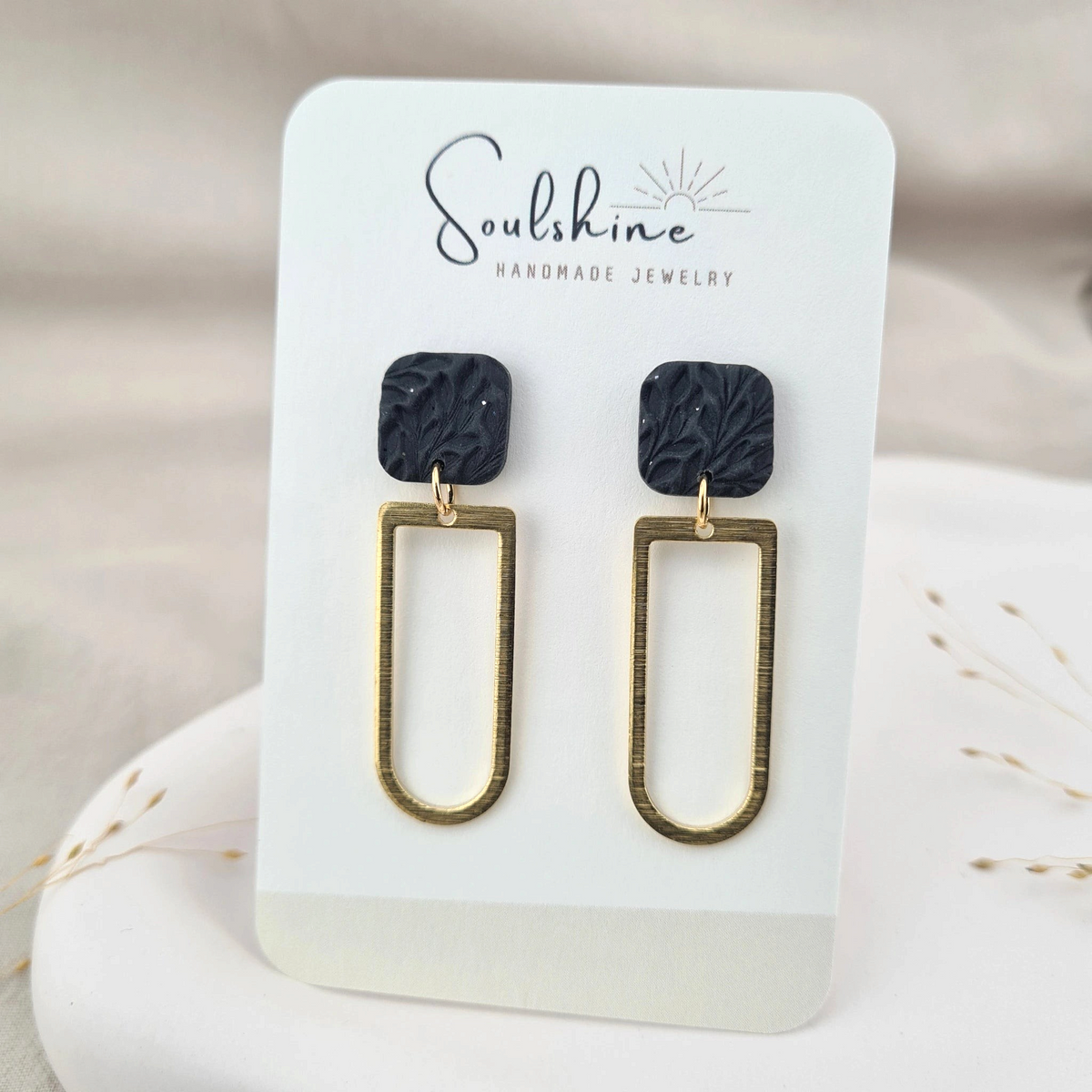 Produktansicht der Milos Statement-Ohrringe aus Polymer Clay. Hochwertig vergoldeter chirurgischer Edelstahl, hypoallergen.