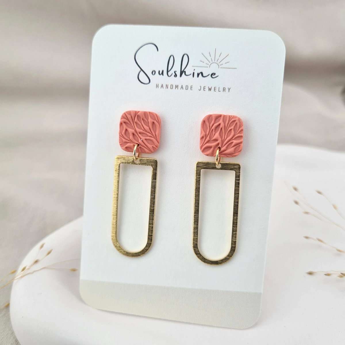 Produktansicht der Milos Statement-Ohrringe aus Polymer Clay. Hochwertig vergoldeter chirurgischer Edelstahl, hypoallergen.