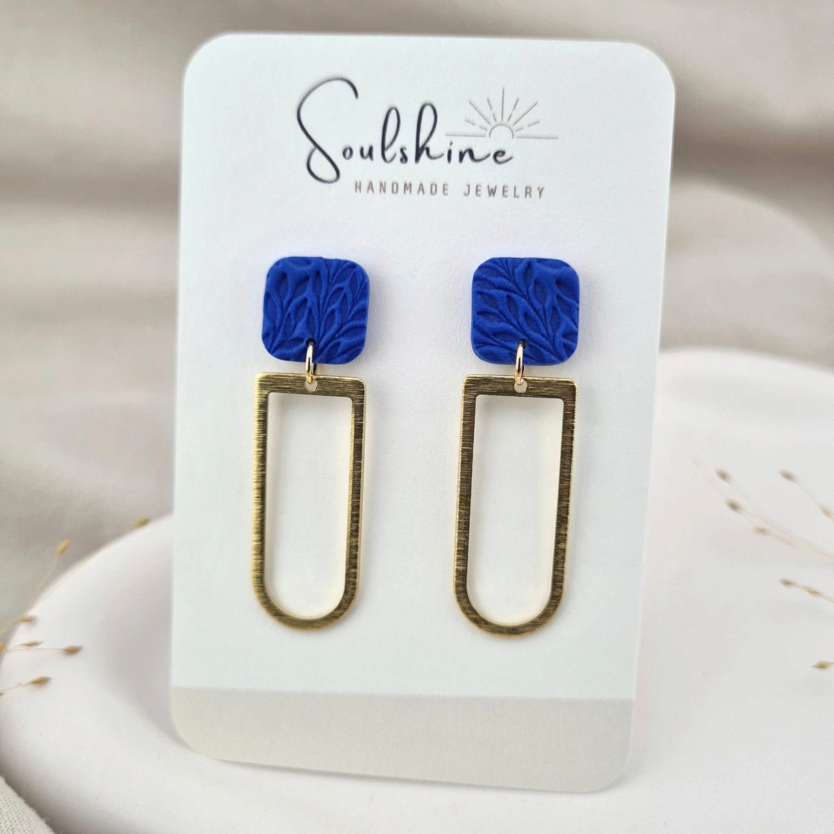 Produktansicht der Milos Statement-Ohrringe aus Polymer Clay. Hochwertig vergoldeter chirurgischer Edelstahl, hypoallergen.