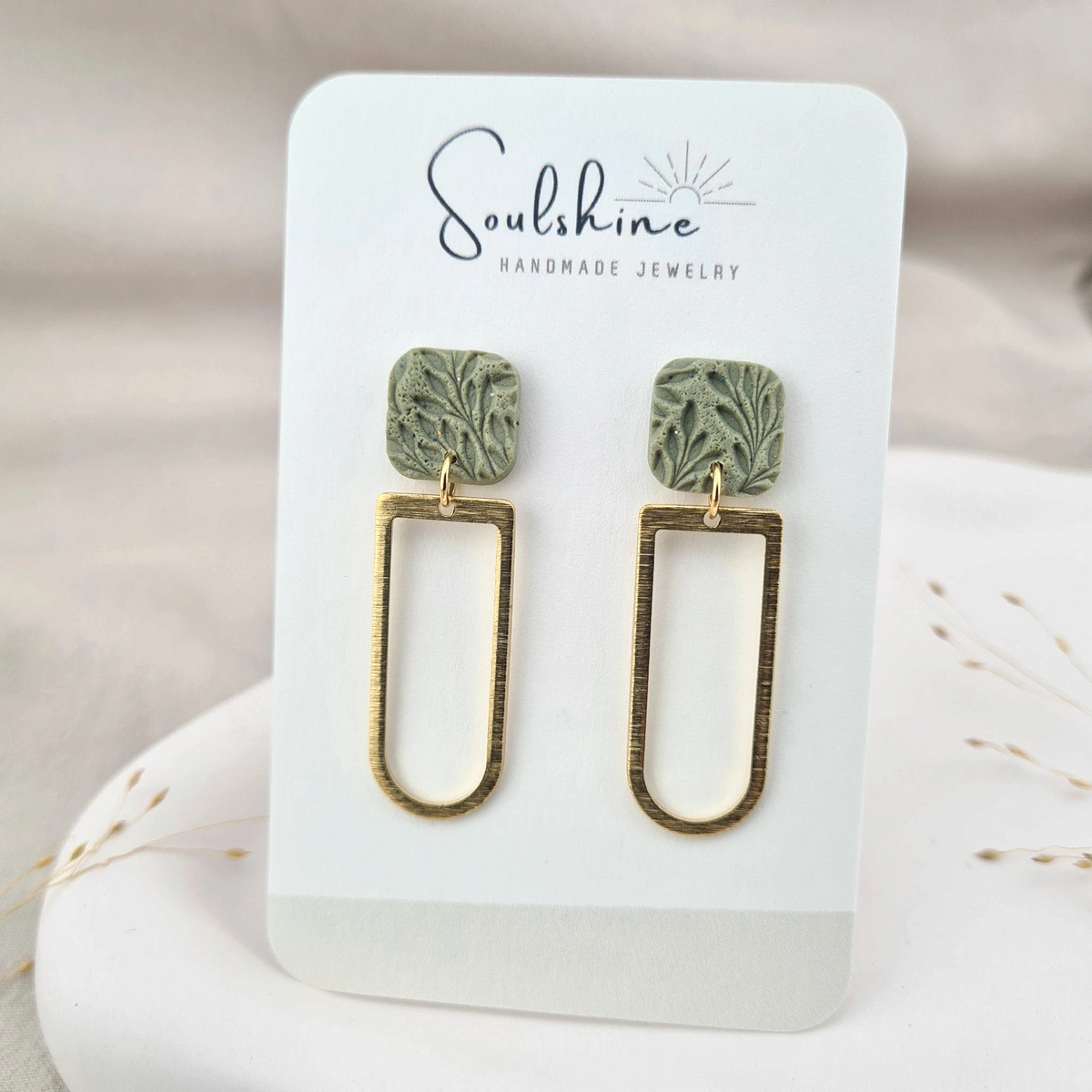 Produktansicht der Milos Statement-Ohrringe aus Polymer Clay. Hochwertig vergoldeter chirurgischer Edelstahl, hypoallergen.
