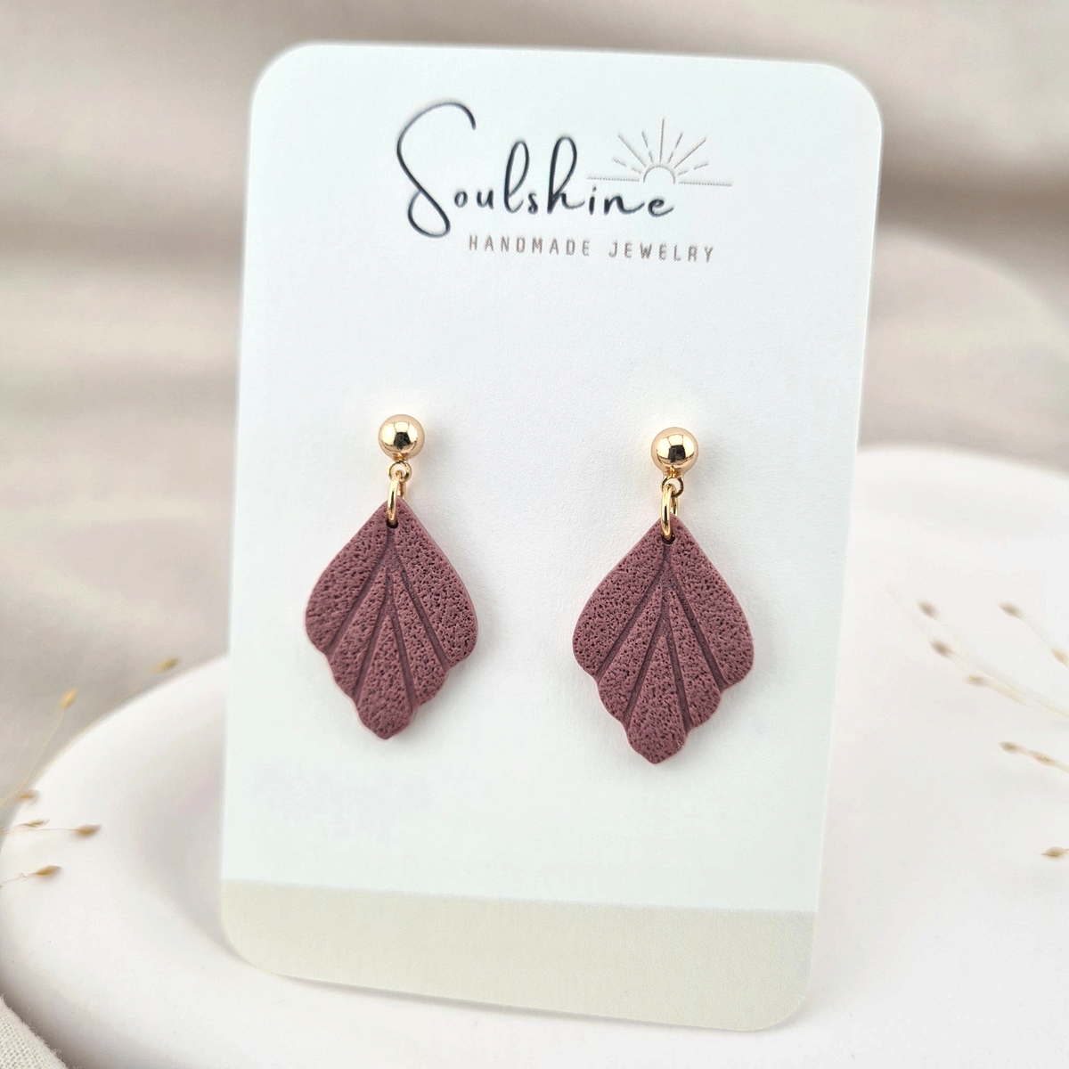 Produktansicht der Mujo Statement-Ohrringe aus Polymer Clay. Hochwertig vergoldeter chirurgischer Edelstahl, hypoallergen.