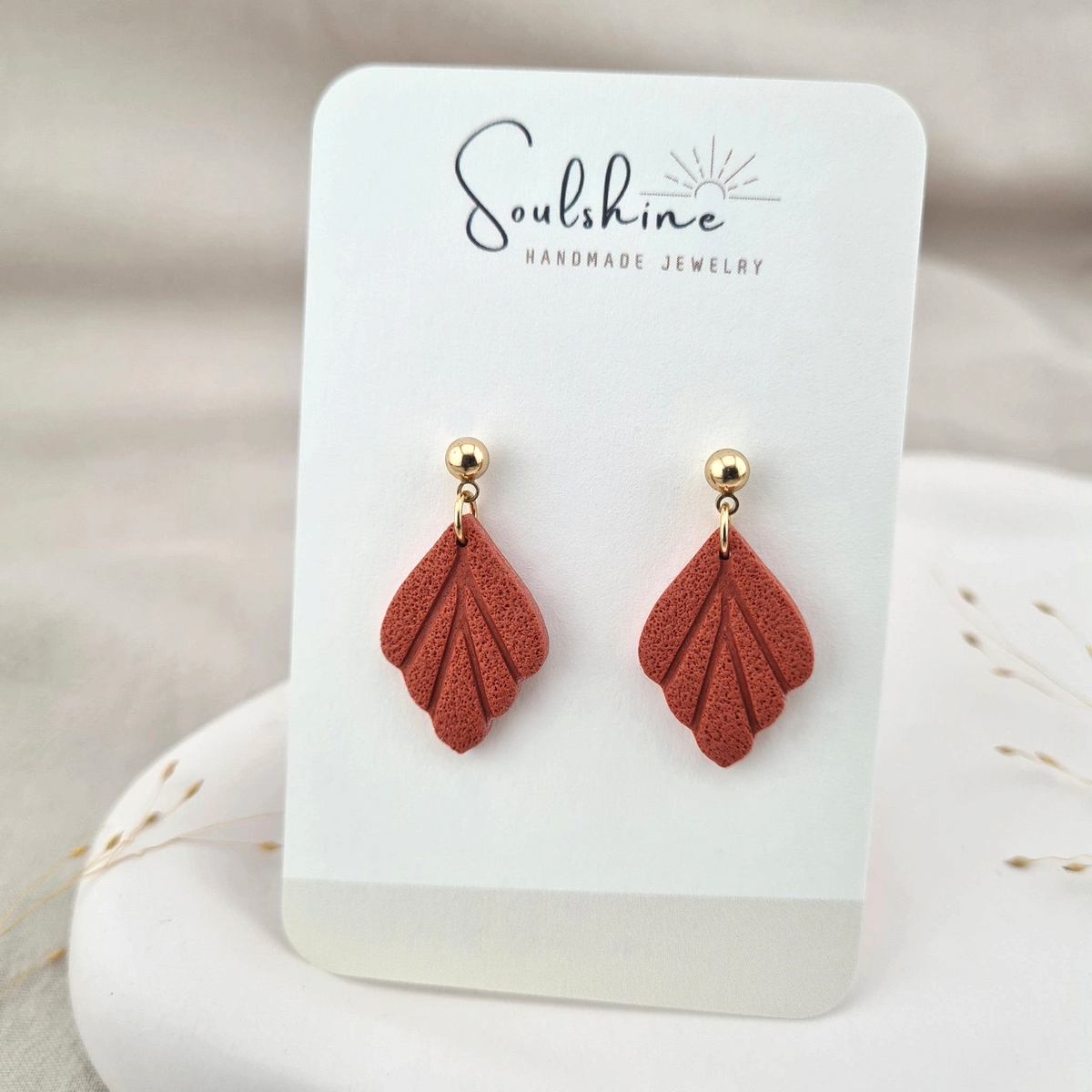 Produktansicht der Mujo Statement-Ohrringe aus Polymer Clay. Hochwertig vergoldeter chirurgischer Edelstahl, hypoallergen.