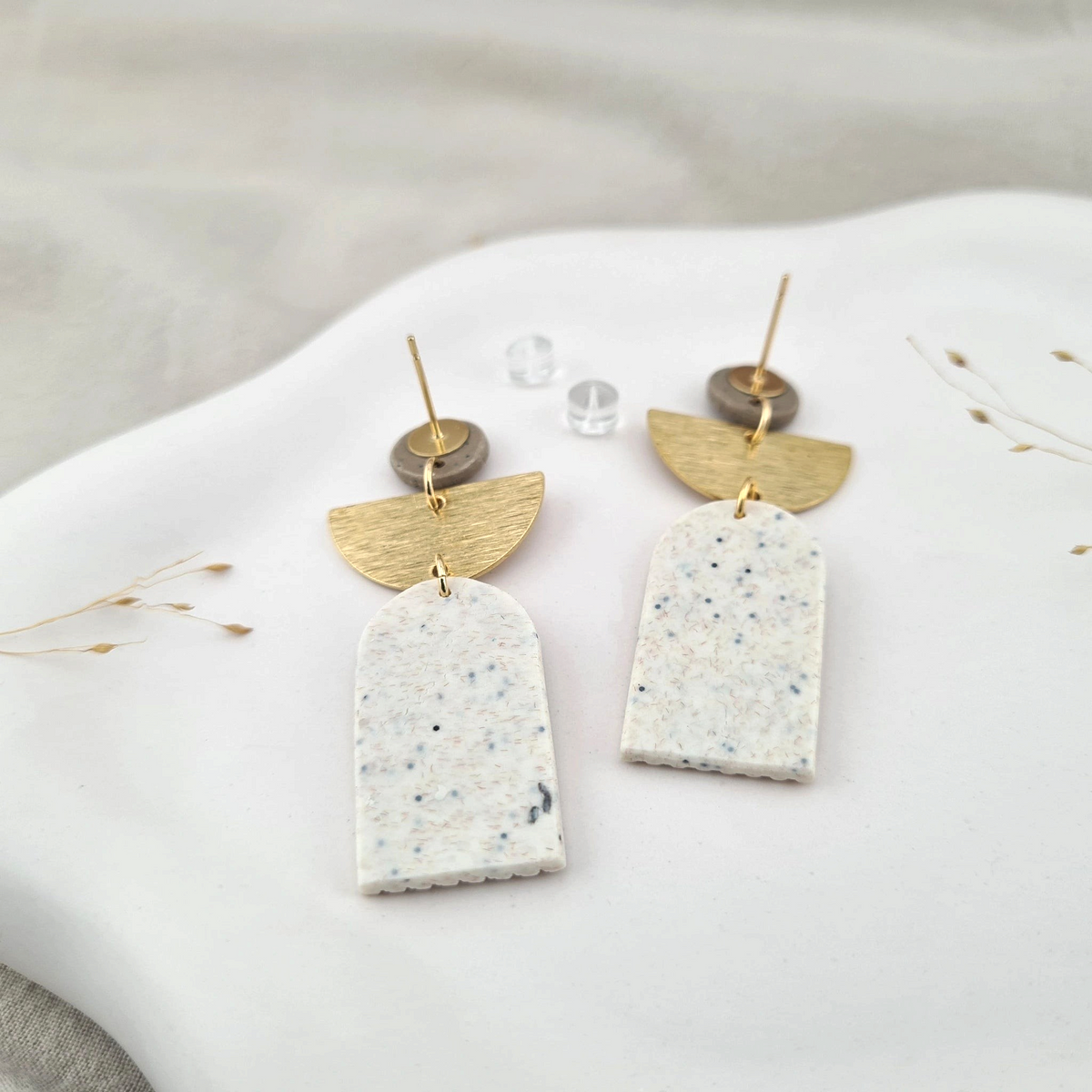 all-groups, Rückansicht und Ohrstecker der Nike Statement-Ohrringe aus Polymer Clay. Hochwertig vergoldeter chirurgischer Edelstahl, hypoallergen.