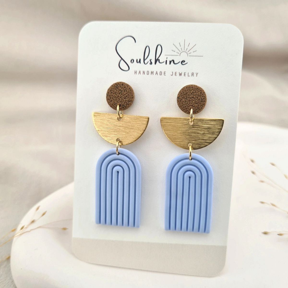 Produktansicht der Nike Statement-Ohrringe aus Polymer Clay. Hochwertig vergoldeter chirurgischer Edelstahl, hypoallergen.