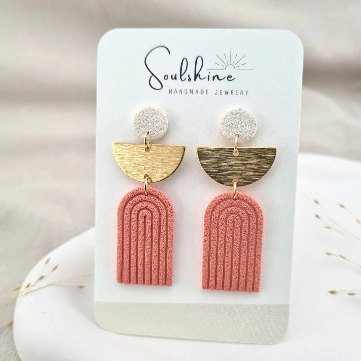 Produktansicht der Nike Statement-Ohrringe aus Polymer Clay. Hochwertig vergoldeter chirurgischer Edelstahl, hypoallergen.