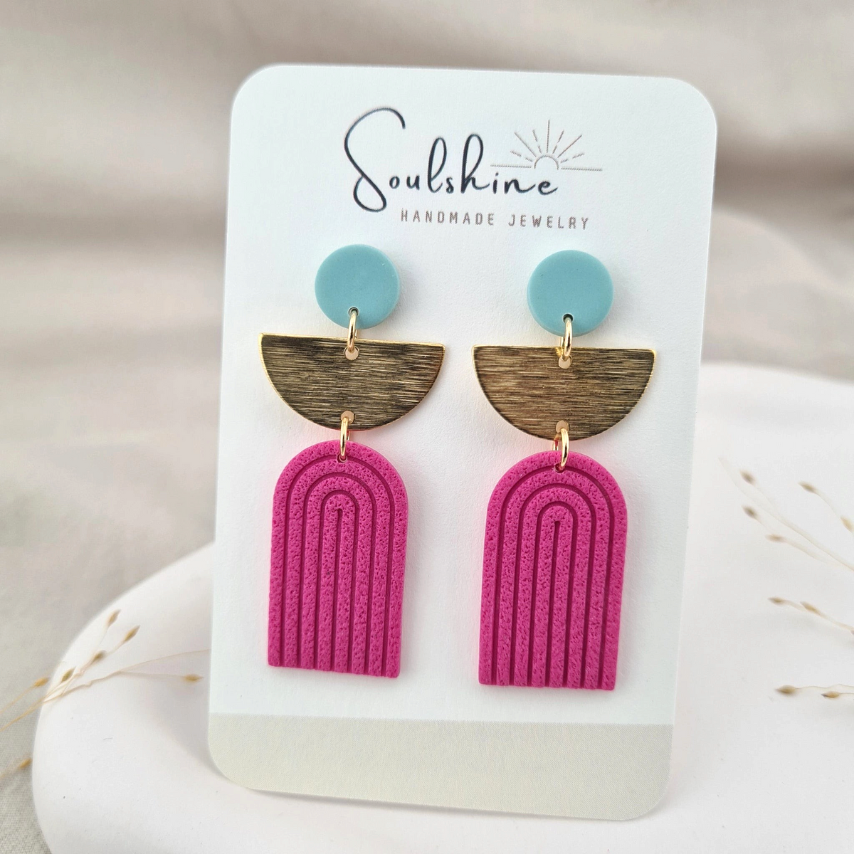 Produktansicht der Nike Statement-Ohrringe aus Polymer Clay. Hochwertig vergoldeter chirurgischer Edelstahl, hypoallergen.