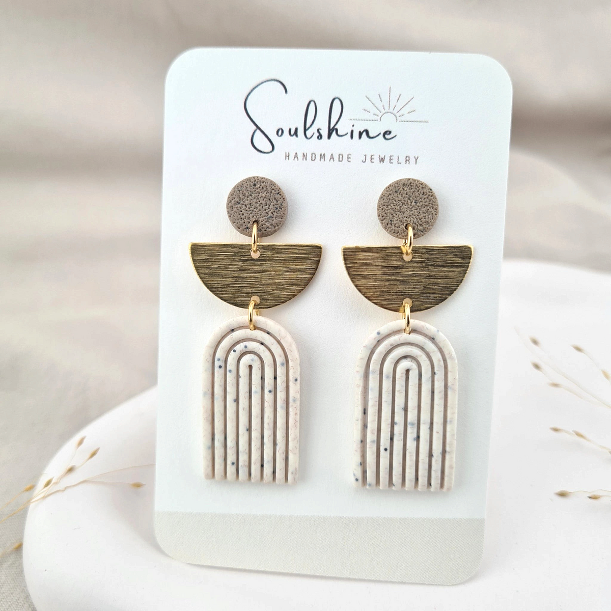 Produktansicht der Nike Statement-Ohrringe aus Polymer Clay. Hochwertig vergoldeter chirurgischer Edelstahl, hypoallergen.
