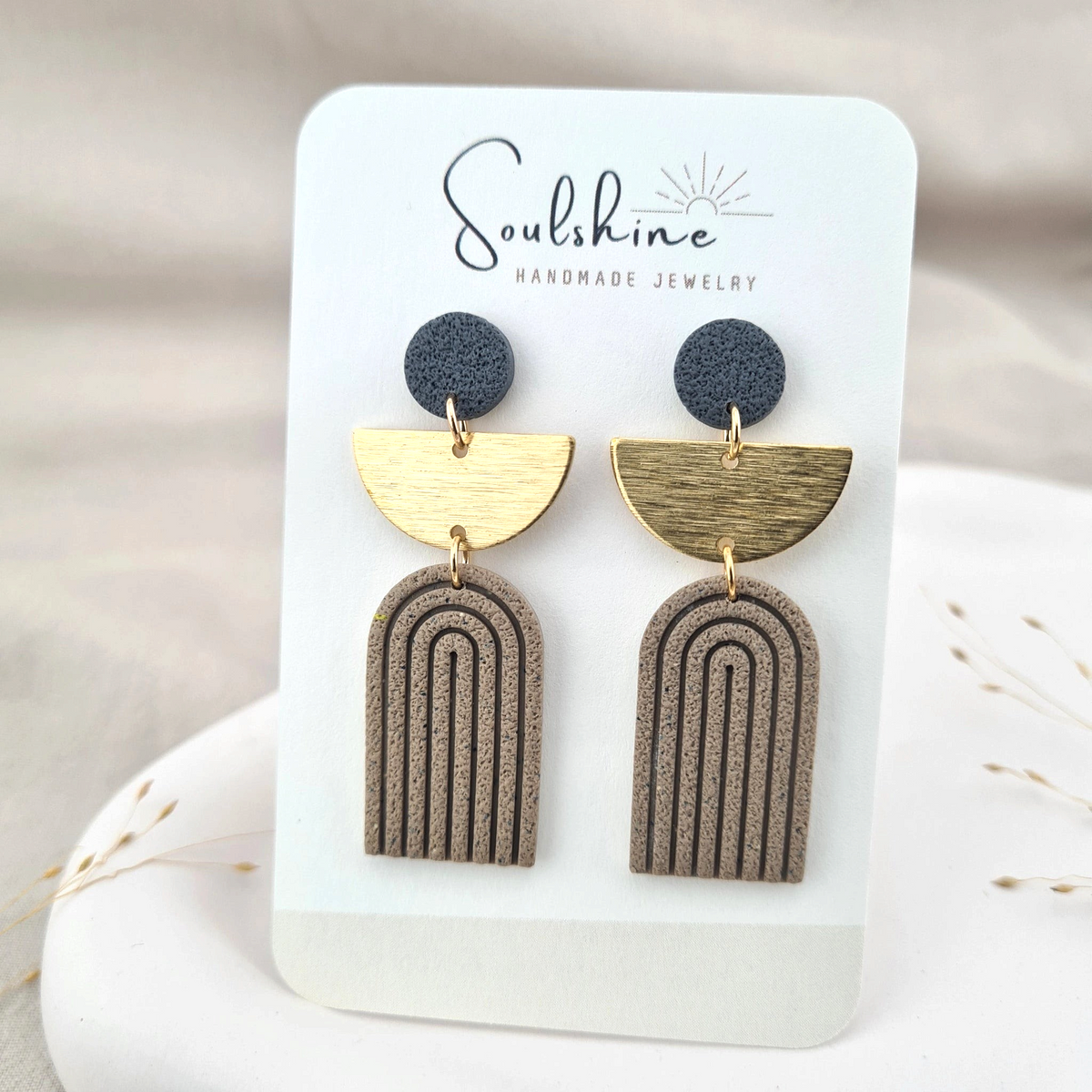 Produktansicht der Nike Statement-Ohrringe aus Polymer Clay. Hochwertig vergoldeter chirurgischer Edelstahl, hypoallergen.