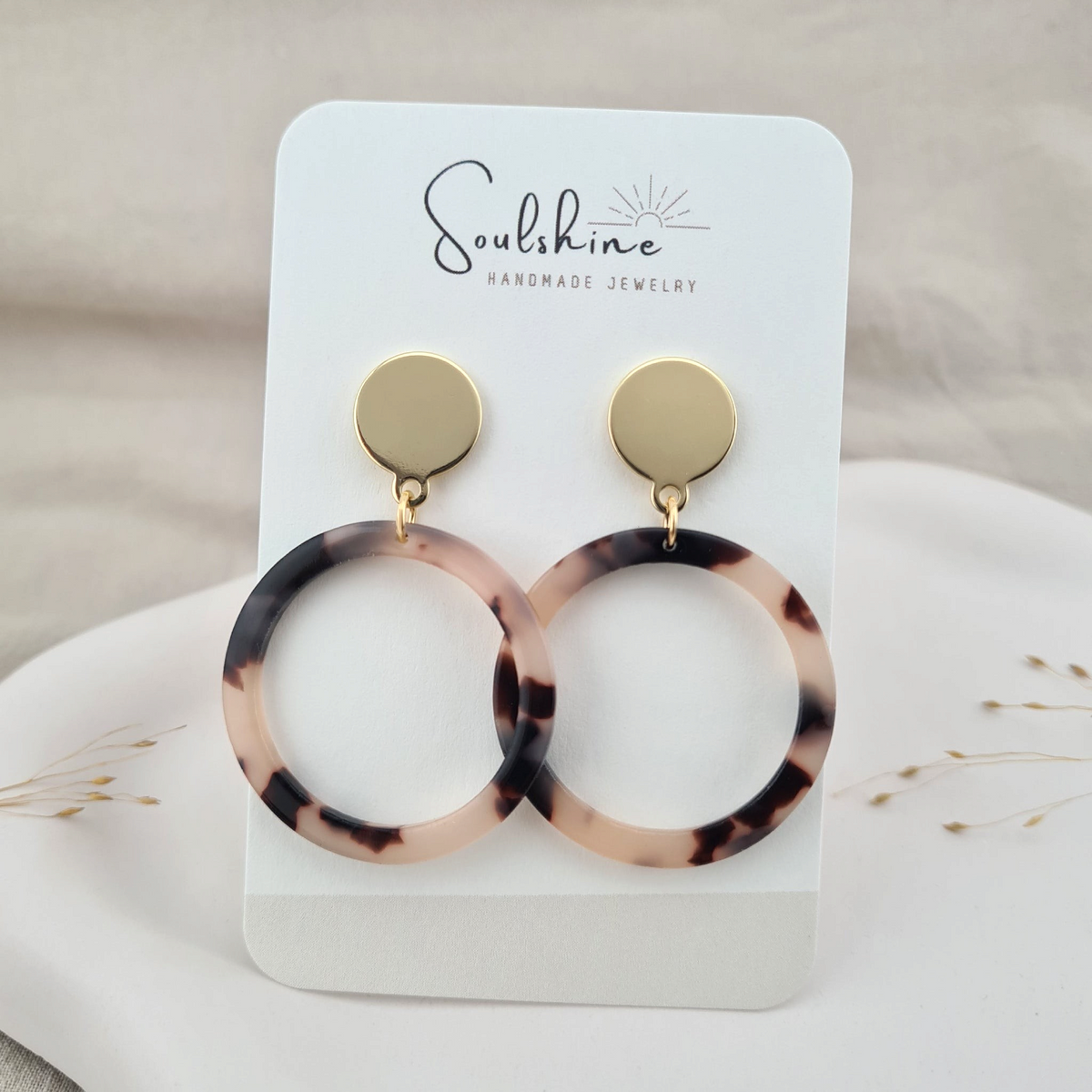 Produktansicht der Ohleo Statement-Ohrringe aus Polymer Clay. Hochwertig vergoldeter chirurgischer Edelstahl, hypoallergen.