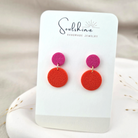 Produktansicht der Rose Statement-Ohrringe aus Polymer Clay. Hochwertig vergoldeter chirurgischer Edelstahl, hypoallergen.
