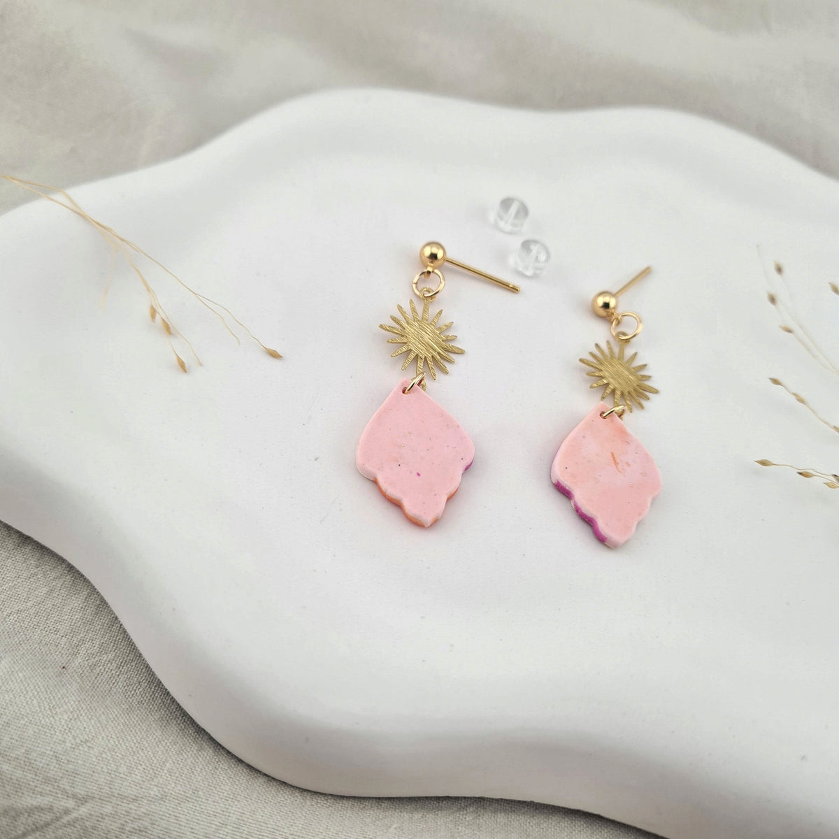 Rückansicht und Ohrstecker der Solea Statement-Ohrringe aus Polymer Clay. Hochwertig vergoldeter chirurgischer Edelstahl, hypoallergen.