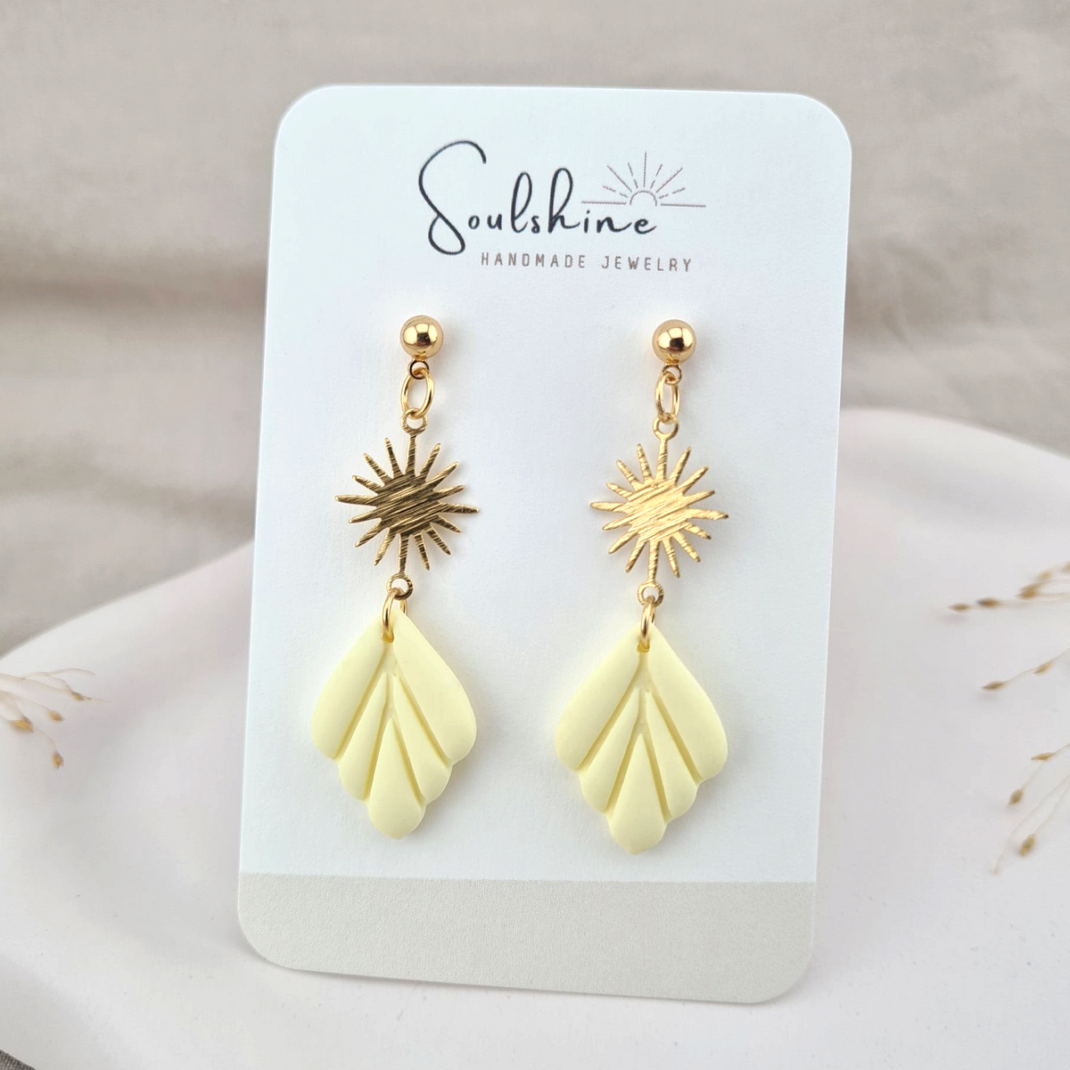 Produktansicht der Solea Statement-Ohrringe aus Polymer Clay. Hochwertig vergoldeter chirurgischer Edelstahl, hypoallergen.