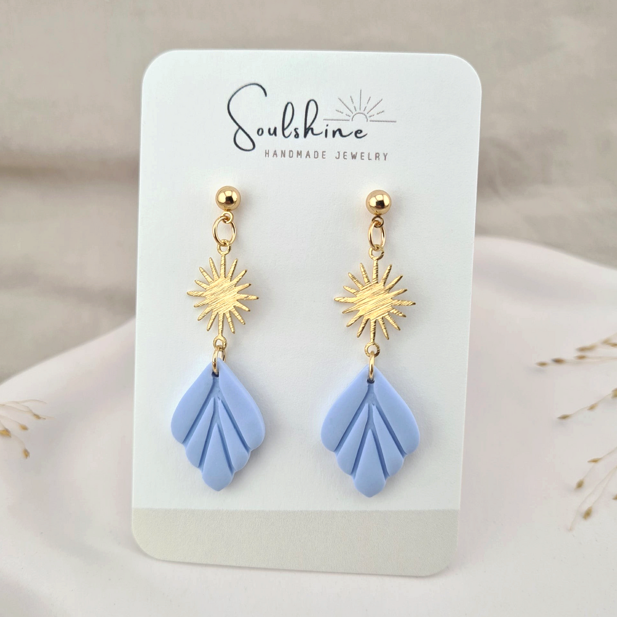 Produktansicht der Solea Statement-Ohrringe aus Polymer Clay. Hochwertig vergoldeter chirurgischer Edelstahl, hypoallergen.