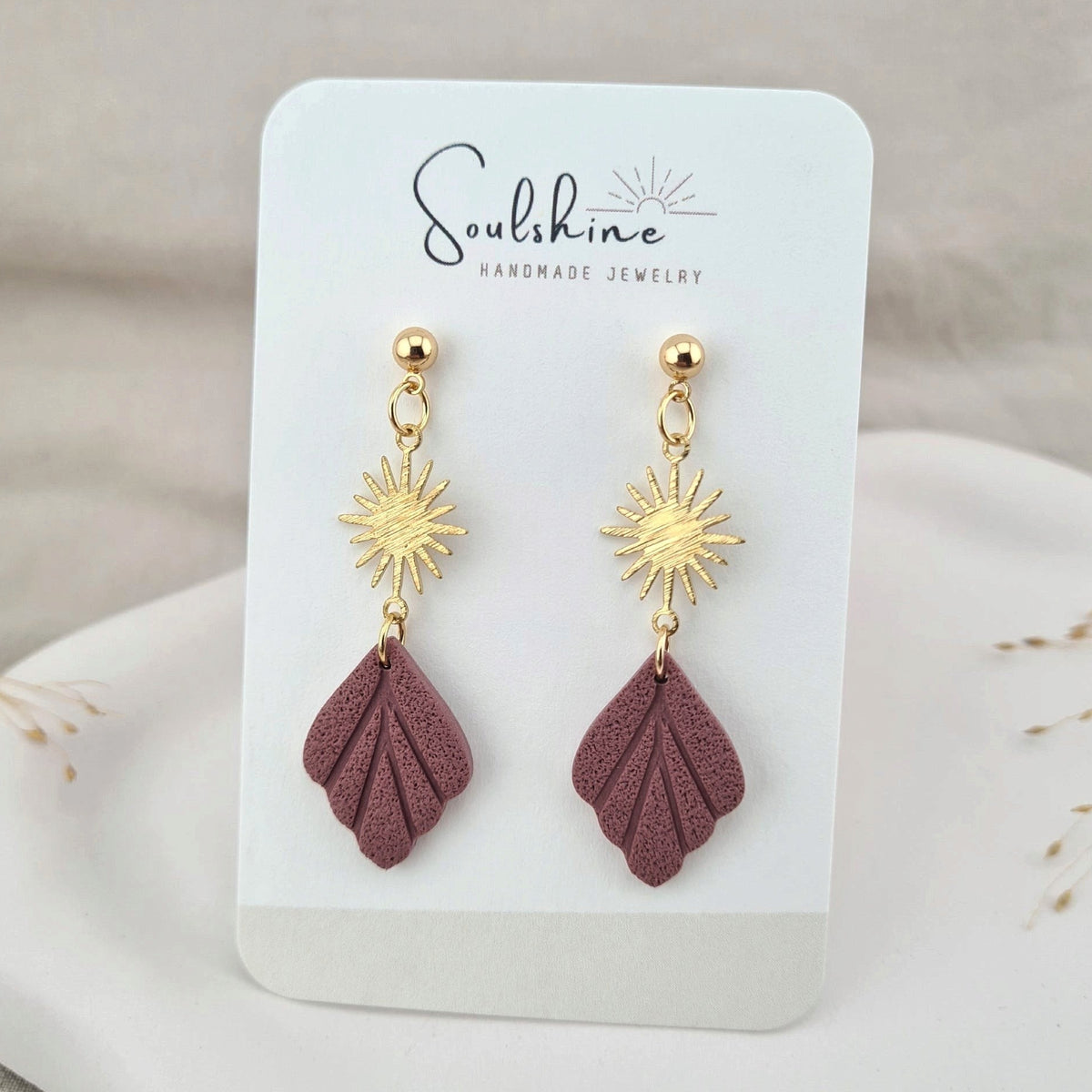 Produktansicht der Solea Statement-Ohrringe aus Polymer Clay. Hochwertig vergoldeter chirurgischer Edelstahl, hypoallergen.