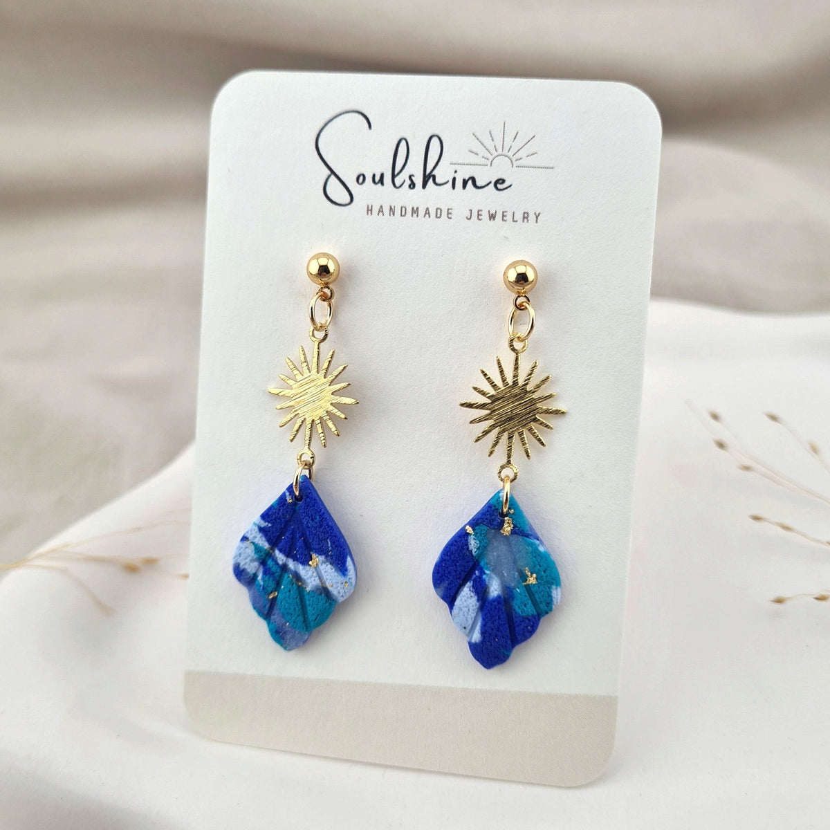 Produktansicht der Solea Statement-Ohrringe aus Polymer Clay. Hochwertig vergoldeter chirurgischer Edelstahl, hypoallergen.