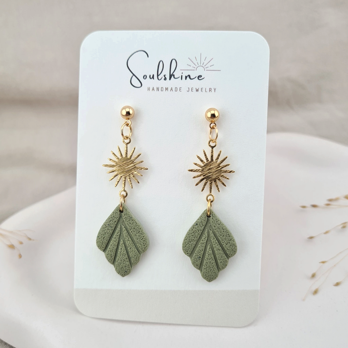 Produktansicht der Solea Statement-Ohrringe aus Polymer Clay. Hochwertig vergoldeter chirurgischer Edelstahl, hypoallergen.