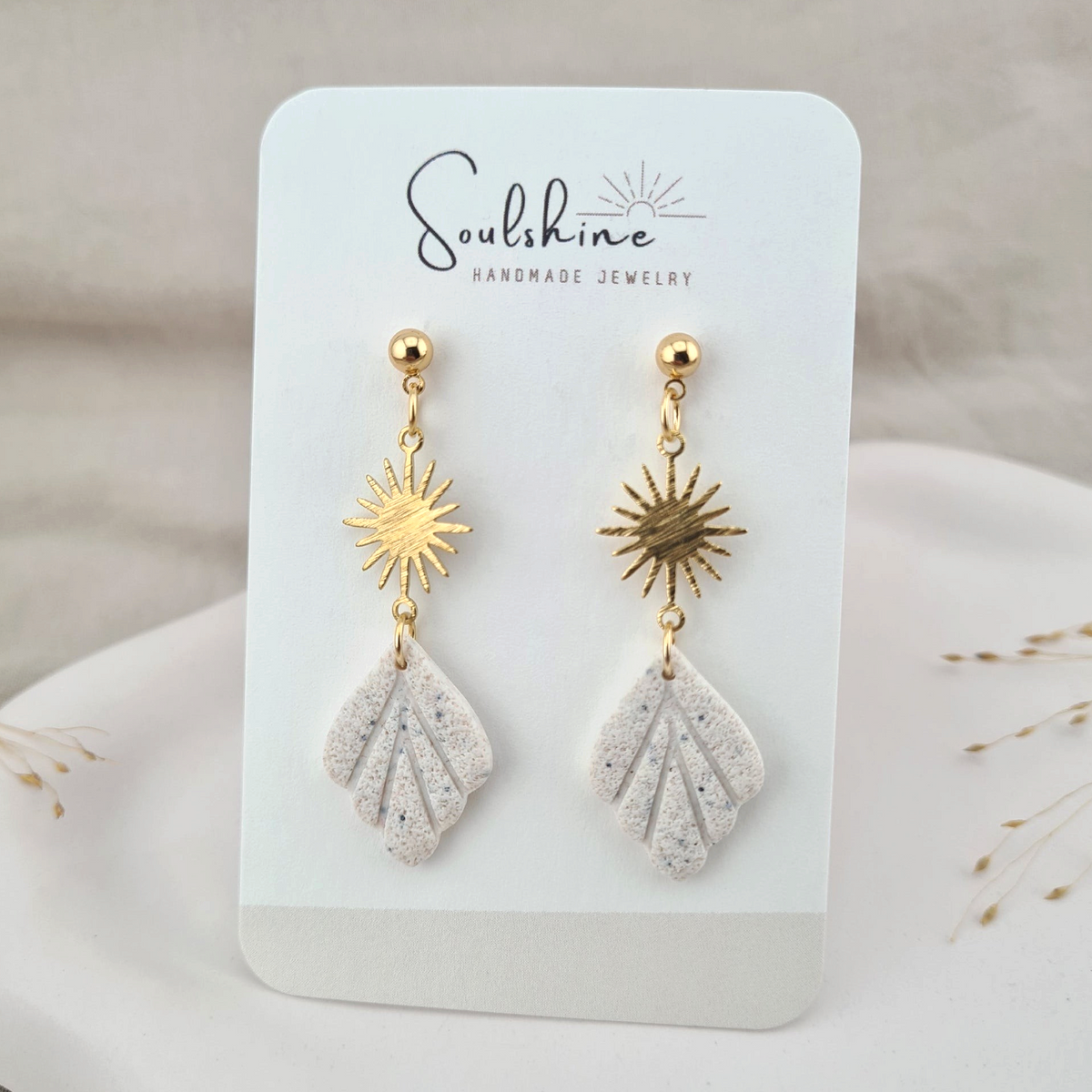 Produktansicht der Solea Statement-Ohrringe aus Polymer Clay. Hochwertig vergoldeter chirurgischer Edelstahl, hypoallergen.