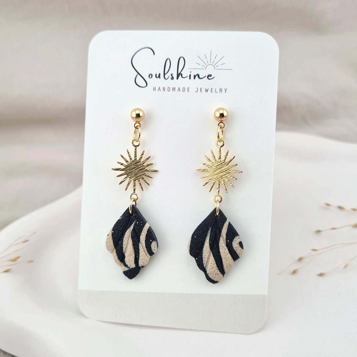 Produktansicht der Solea Statement-Ohrringe aus Polymer Clay. Hochwertig vergoldeter chirurgischer Edelstahl, hypoallergen.