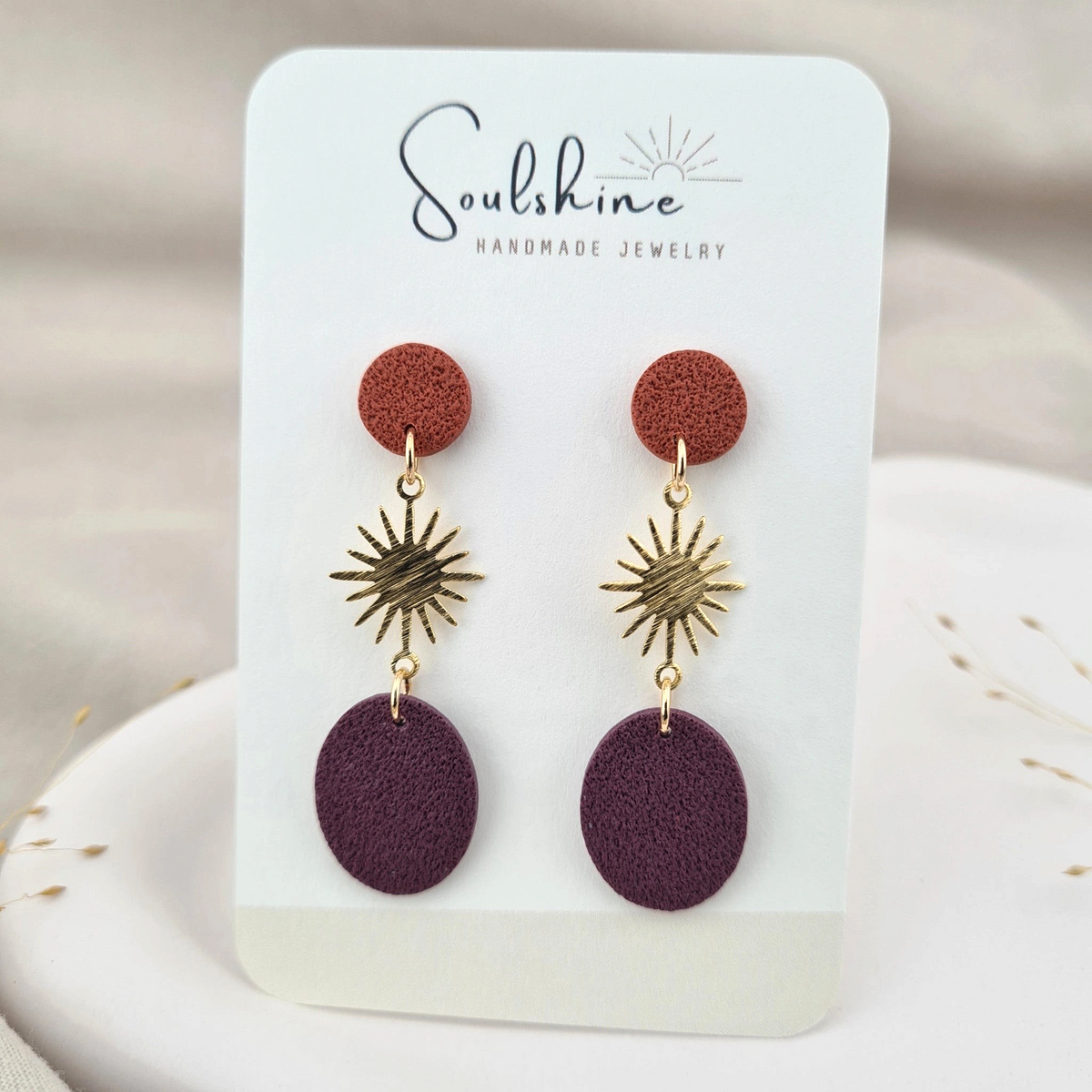 Produktansicht der Soleil Statement-Ohrringe aus Polymer Clay. Hochwertig vergoldeter chirurgischer Edelstahl, hypoallergen.