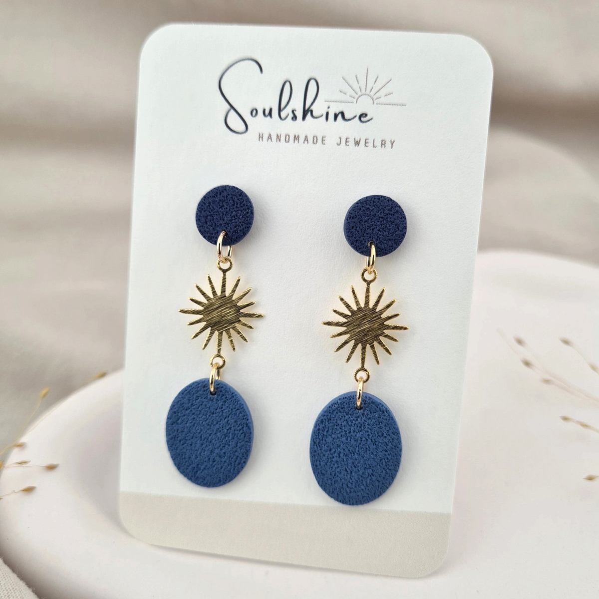 Produktansicht der Soleil Statement-Ohrringe aus Polymer Clay. Hochwertig vergoldeter chirurgischer Edelstahl, hypoallergen.