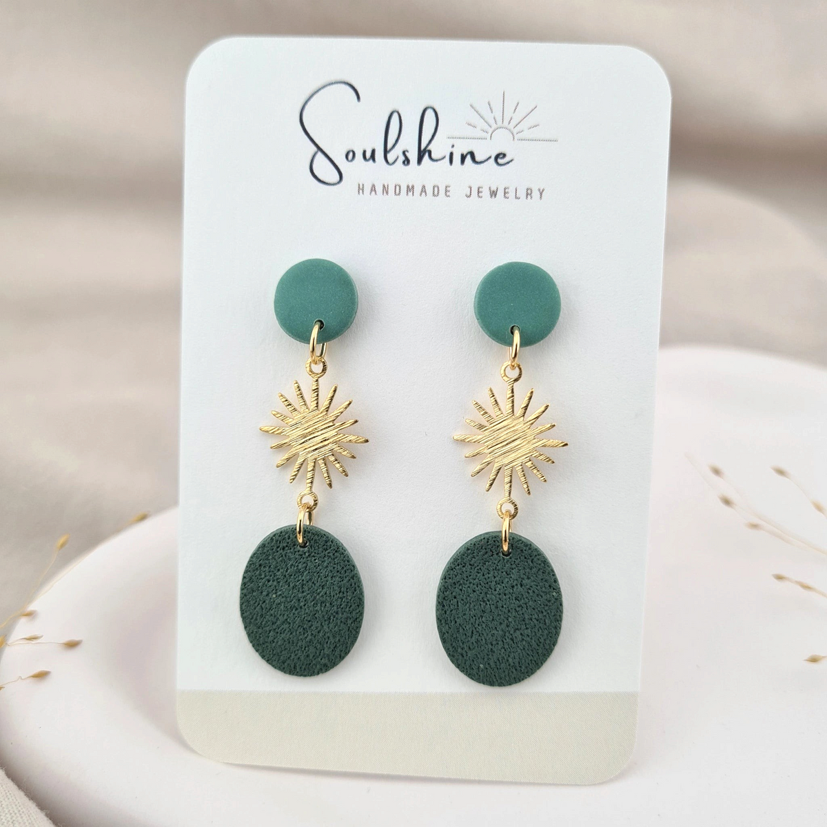Produktansicht der Soleil Statement-Ohrringe aus Polymer Clay. Hochwertig vergoldeter chirurgischer Edelstahl, hypoallergen.