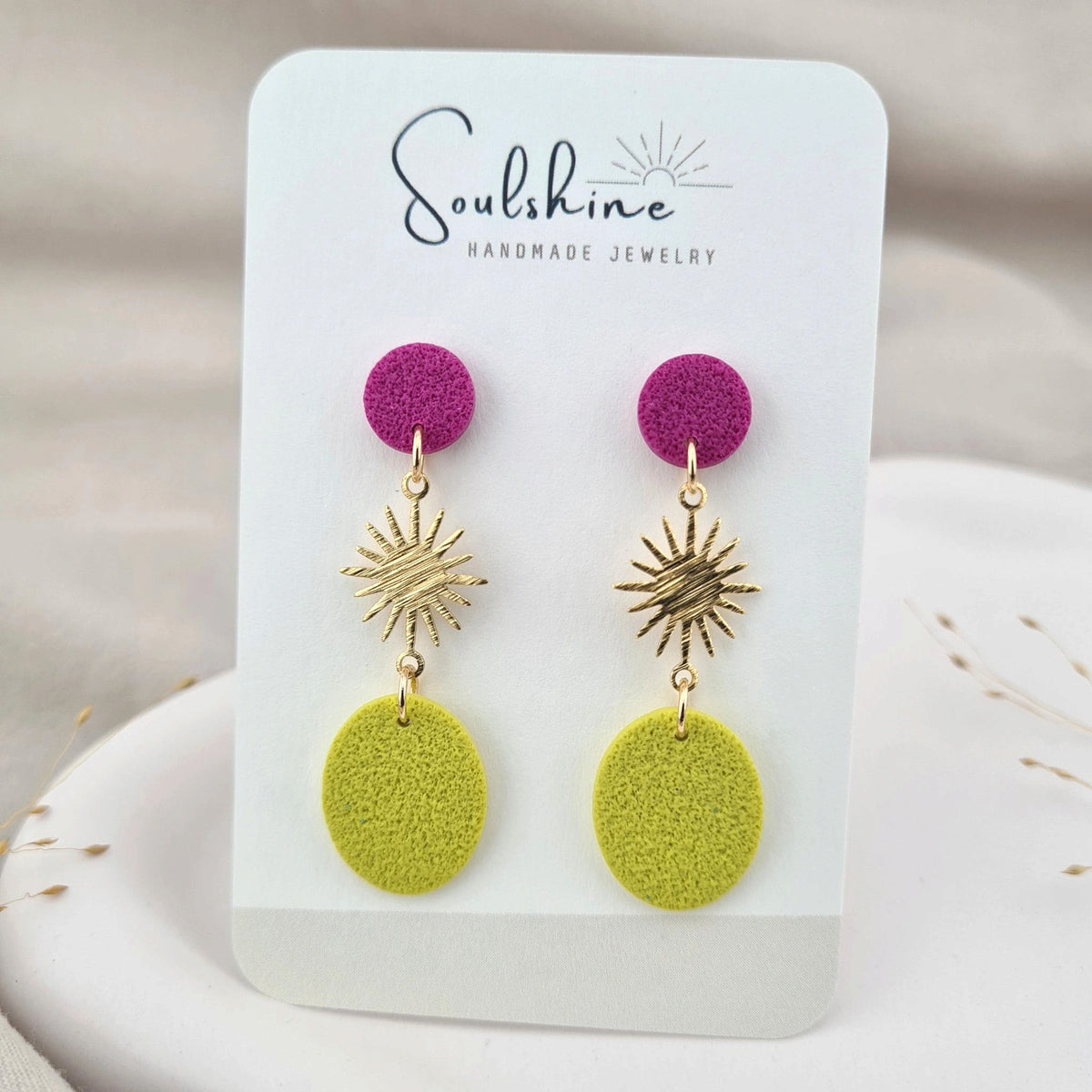 Produktansicht der Soleil Statement-Ohrringe aus Polymer Clay. Hochwertig vergoldeter chirurgischer Edelstahl, hypoallergen.