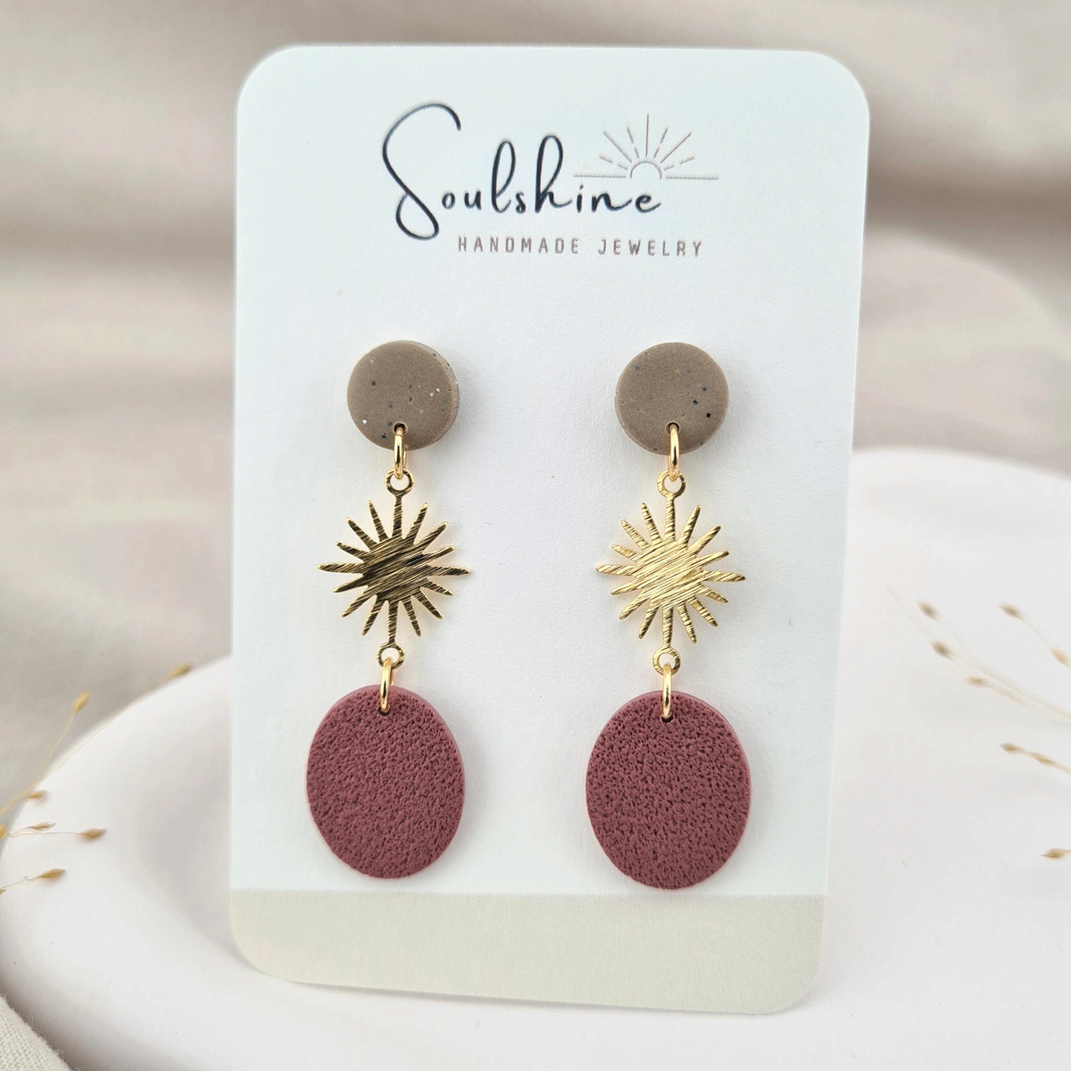 Produktansicht der Soleil Statement-Ohrringe aus Polymer Clay. Hochwertig vergoldeter chirurgischer Edelstahl, hypoallergen.