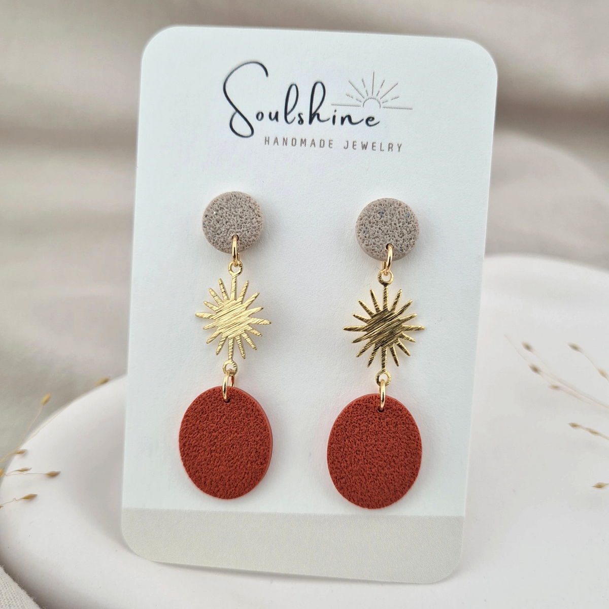Produktansicht der Soleil Statement-Ohrringe aus Polymer Clay. Hochwertig vergoldeter chirurgischer Edelstahl, hypoallergen.