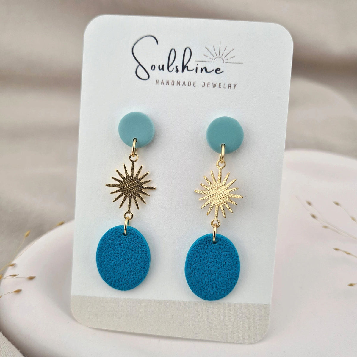 Produktansicht der Soleil Statement-Ohrringe aus Polymer Clay. Hochwertig vergoldeter chirurgischer Edelstahl, hypoallergen.