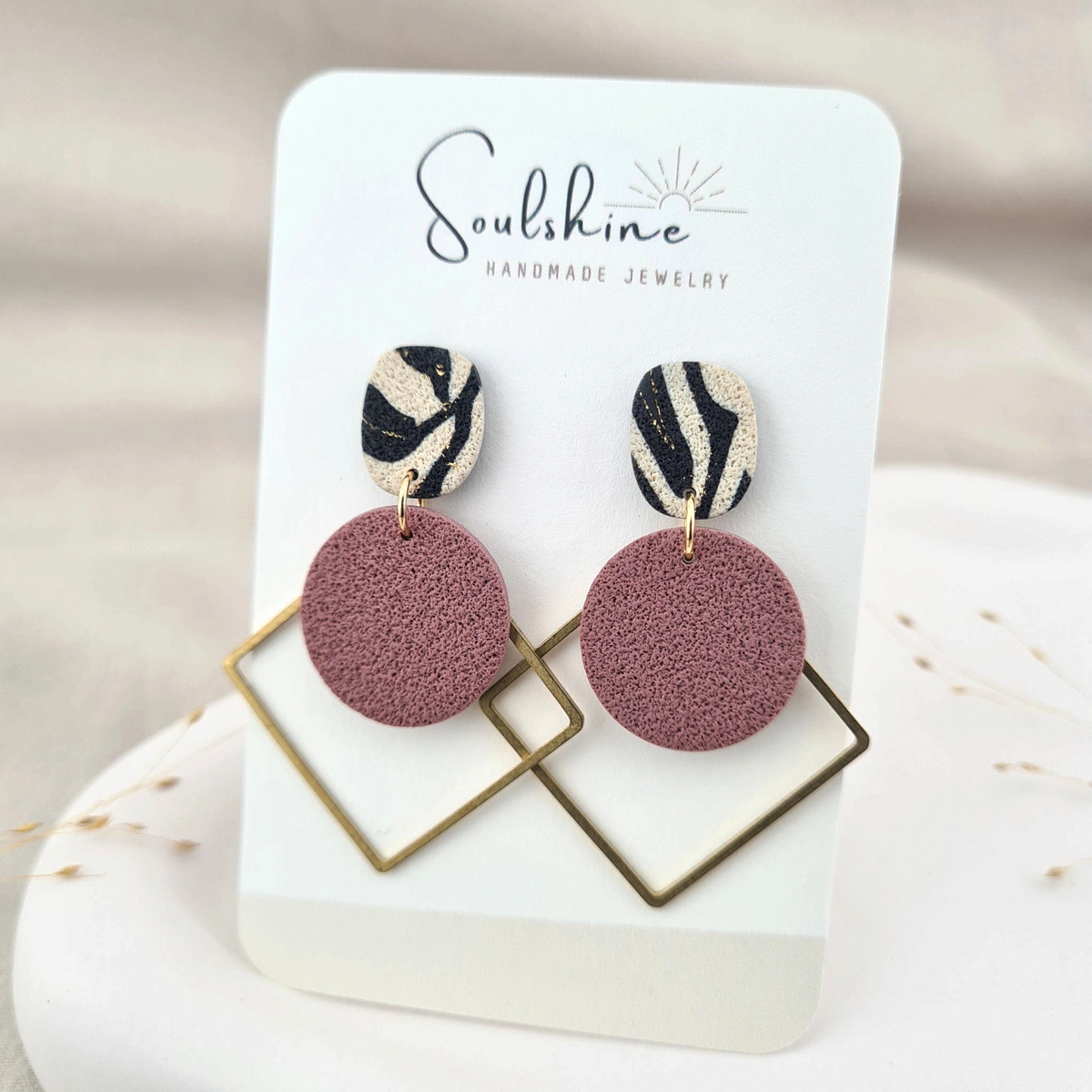 Produktansicht der Soulshine Statement-Ohrringe aus Polymer Clay. Hochwertig vergoldeter chirurgischer Edelstahl, hypoallergen.