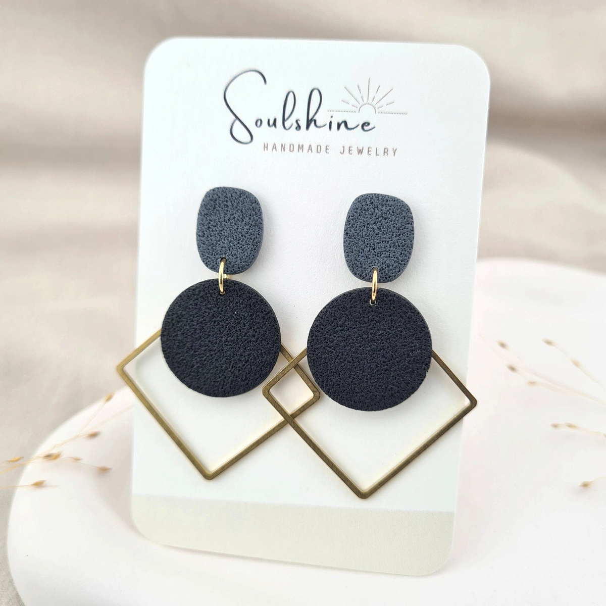 Produktansicht der Soulshine Statement-Ohrringe aus Polymer Clay. Hochwertig vergoldeter chirurgischer Edelstahl, hypoallergen.