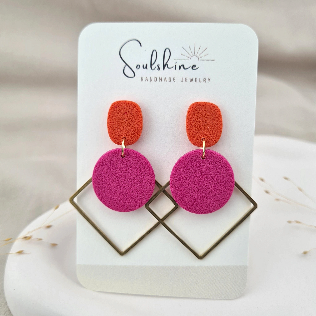 Produktansicht der Soulshine Statement-Ohrringe aus Polymer Clay. Hochwertig vergoldeter chirurgischer Edelstahl, hypoallergen.
